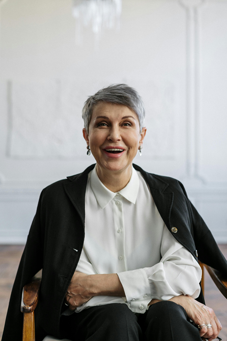 Muumba Web Digital - Older Gray Haired Lady Seated Smiling Wide