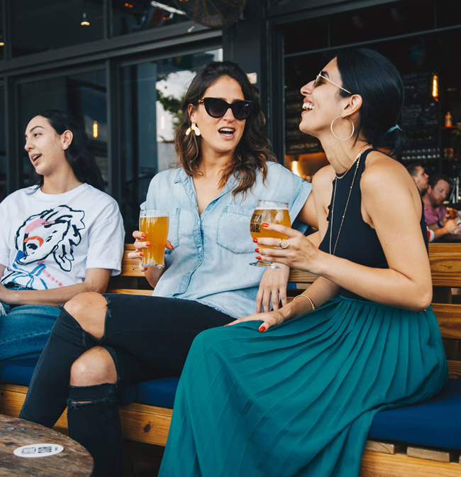MWD - Trois dames en train de boire une bière