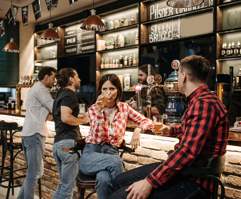 MWD - Un groupe de personnes dans un bar