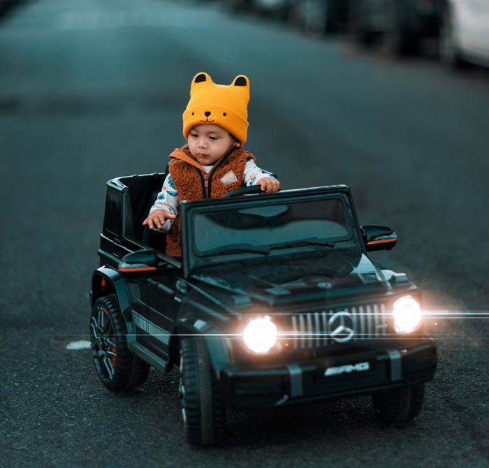 Un niño conduciendo un coche de juguete tipo jeep