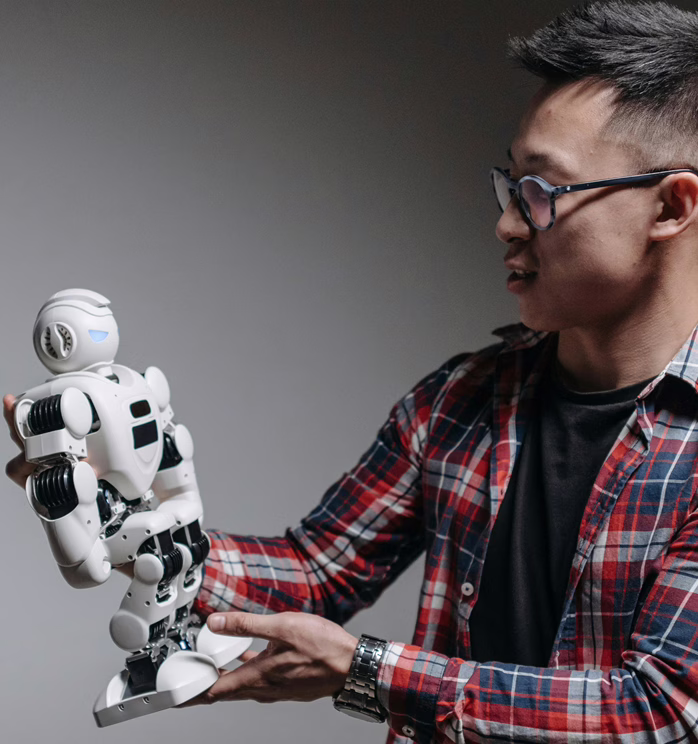 MWD - Un Hombre Sosteniendo un Juguete de IA