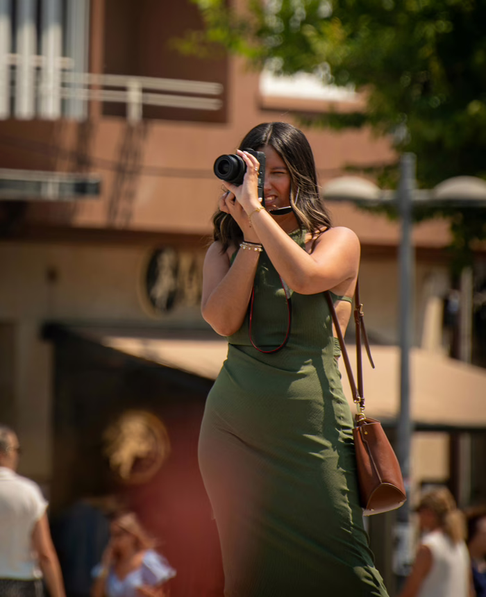 MWD - Dame en longue robe verte prenant des photos