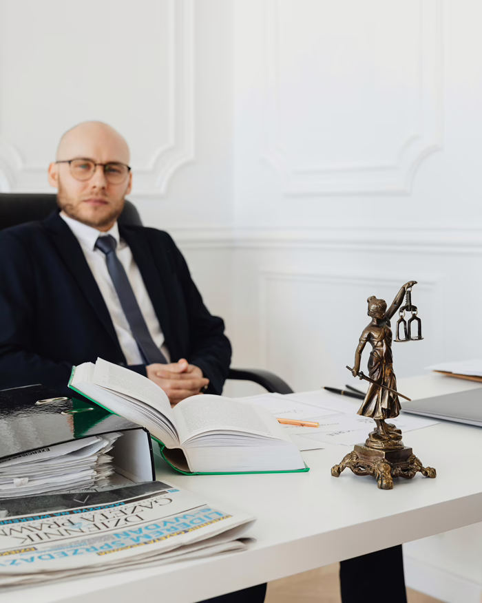 MWD - Avocat à son bureau