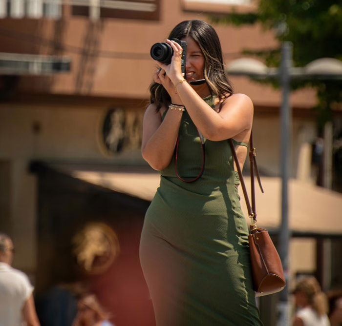 MWD - Dame Blanche en robe verte prenant des photos