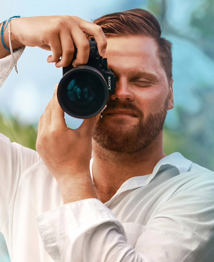 MWD - Homme blanc en chemise blanche prenant des photos