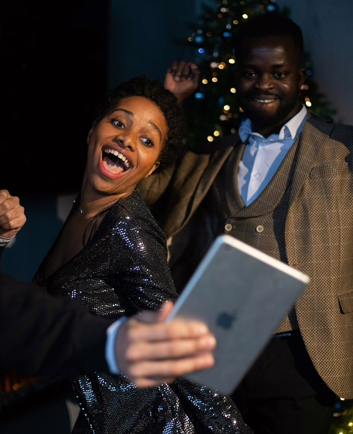 MWD - Una pareja riendo tomándose una selfie