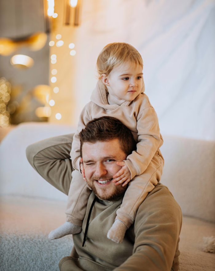 Père blanc de MWD-A portant un enfant sur ses épaules