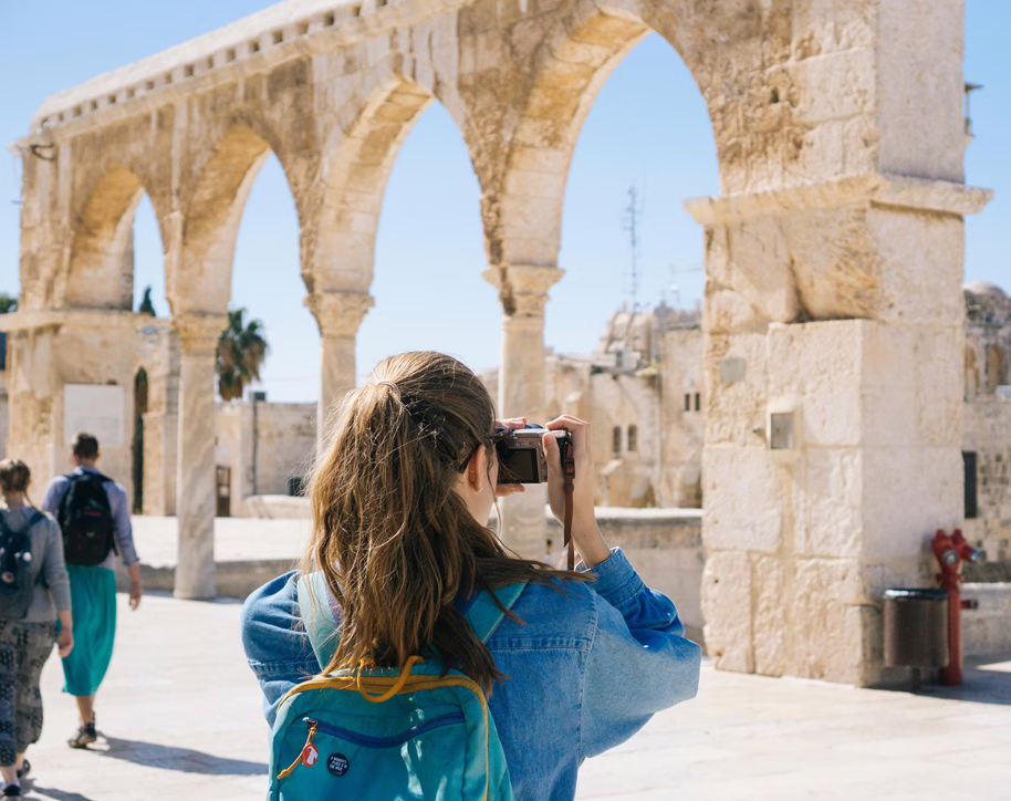 MWD - Una dama blanca tomando una foto en Italia