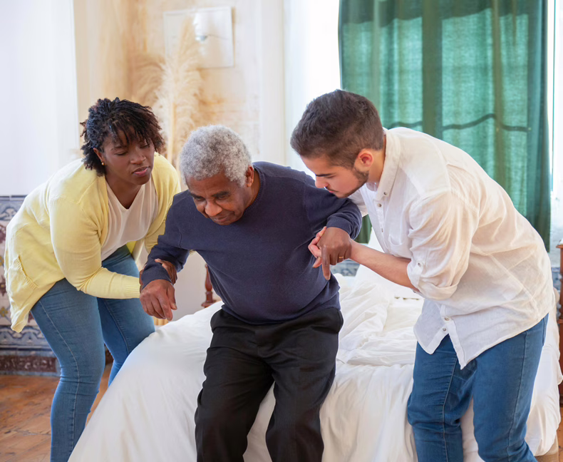 MWD - Un homme noir âgé aidé par des soignants
