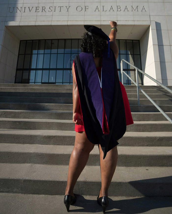 MWD - Negra Celebrando Su Graduación Frente a la Universidad de Alabama