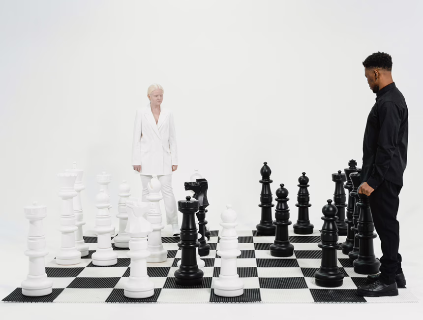 MWD - Hombre negro y mujer blanca juegan ajedrez