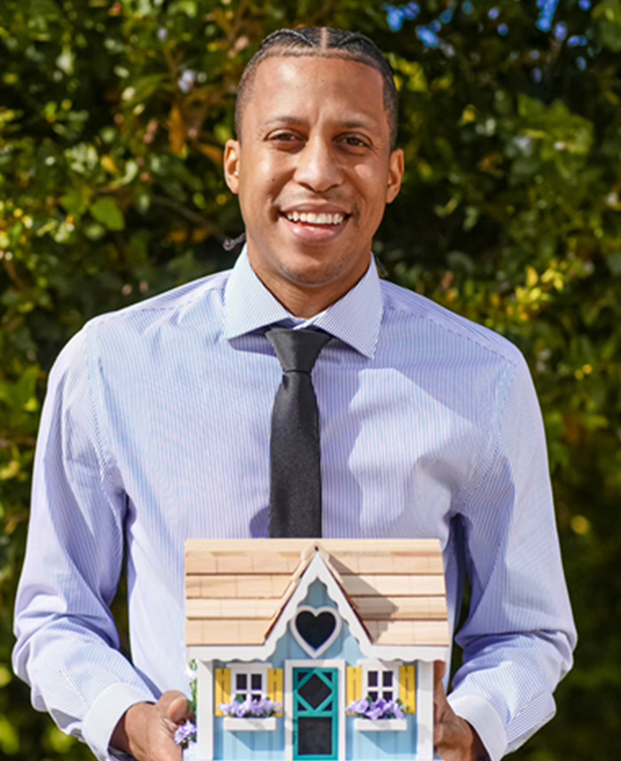 Agente de bienes raíces negro masculino MWD