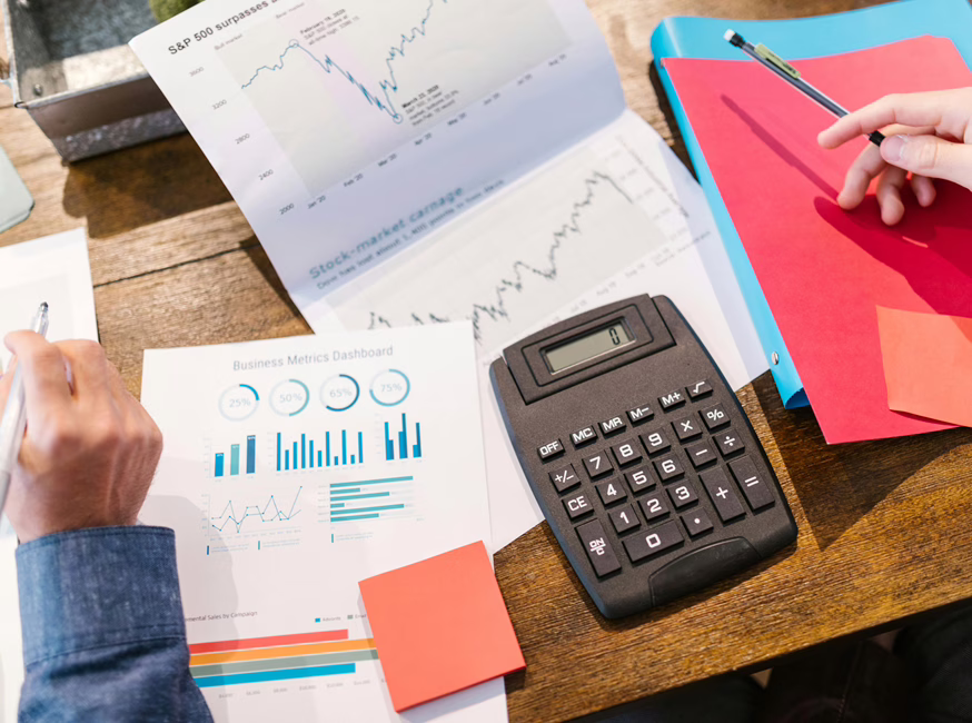 MWD - Gráficos con una calculadora y dos manos sobre un escritorio