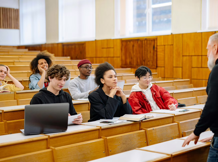 Estudiantes universitarios durante una conferencia