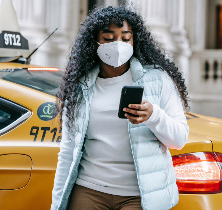 MWD - Dama apoyada en un taxi