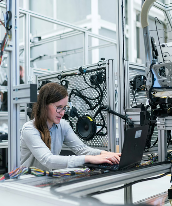 MWD-Mujer-Blanca-Trabajando-En-Su-Portátil