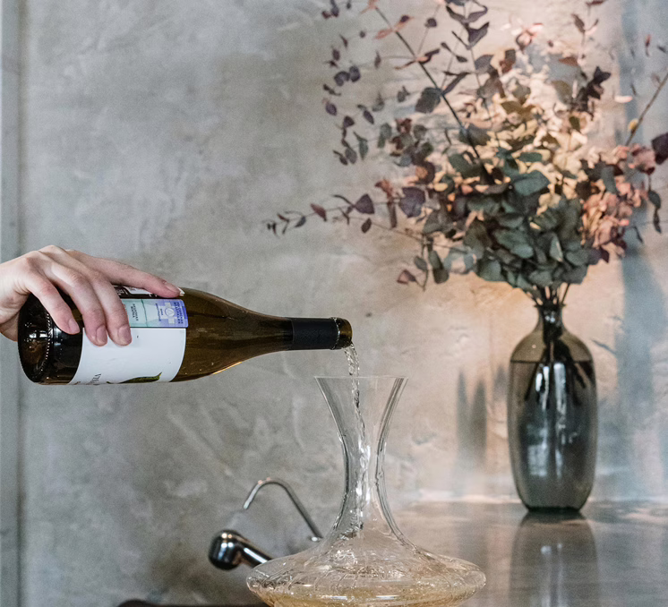 MWD - une femme versant du vin dans un verre