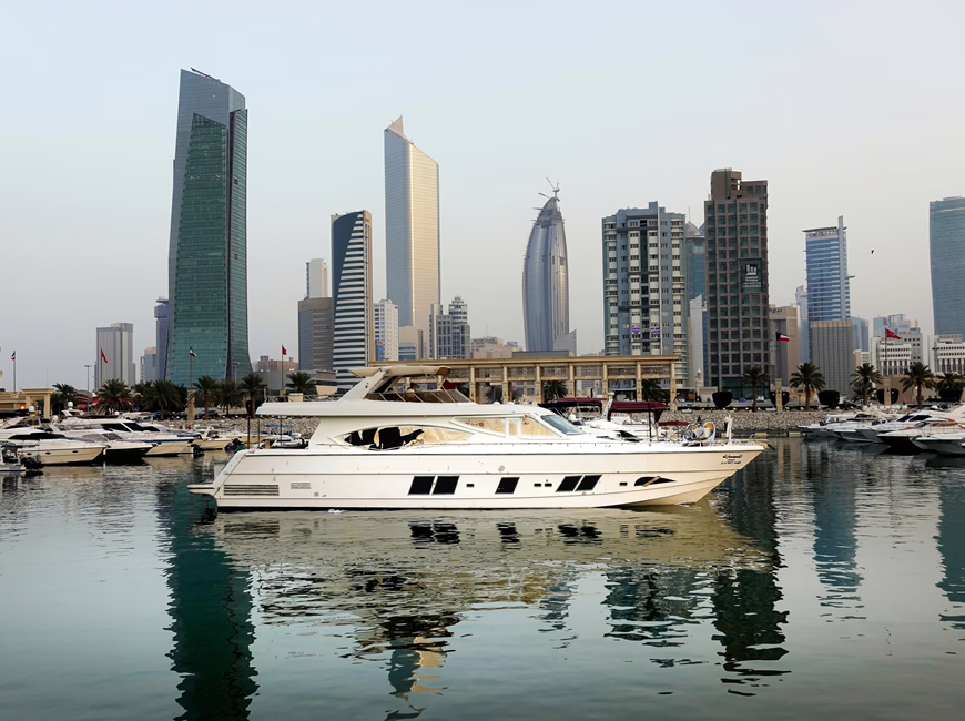 MWD - Un yacht avec un arrière-plan urbain