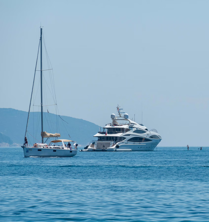 MWD - Deux yachts naviguant en mer